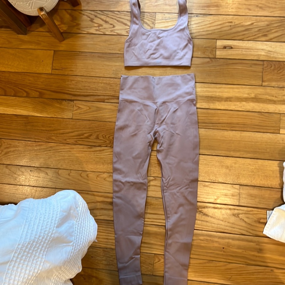 Set active blush color workout set in Sculptflex